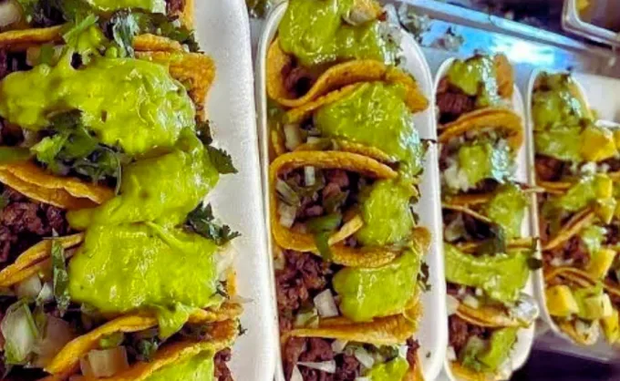 Ruta de mercados. Plutarco: abre solo los lunes por la tarde en Lincoln. Hogar de tostadas "El Cucharón",  tacos "Son los del Mercadito" y  mucho más