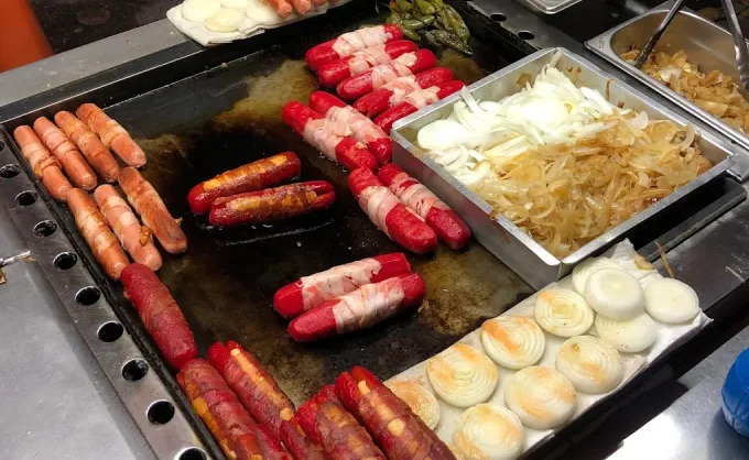 Hot dogs de La Purísima: más de 30 años en MTY, 3 tipos de salchicha, siempre hay fila y buena relación calidad-precio. Dicen que son los mejores de la zona...