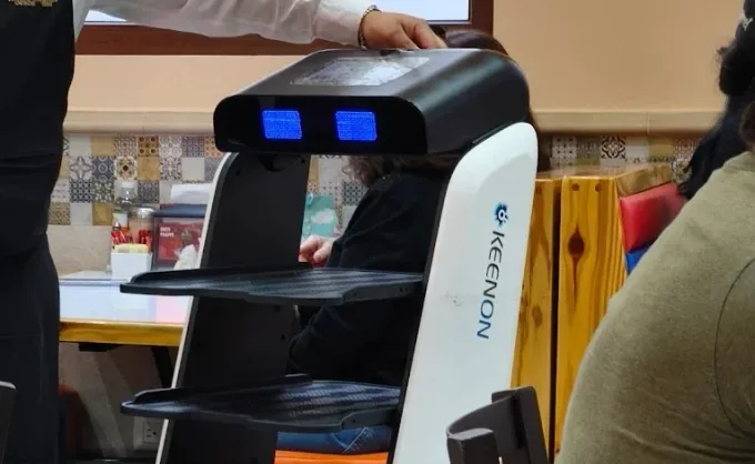 Los meseros robot llegaron a Nuevo León para quedarse. Hay 3 restaurantes en la ciudad que ya los usan y hasta tienen personalidad propia. ¿Sabes cuáles son?