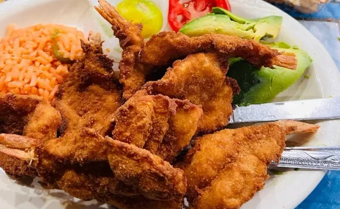 Dicen que la gastronomía de un lugar se encuentra en las calles y los mercaditos, pero la gente siempre le saca la vuelta a los mariscos de barrio... ¿Te atreves?