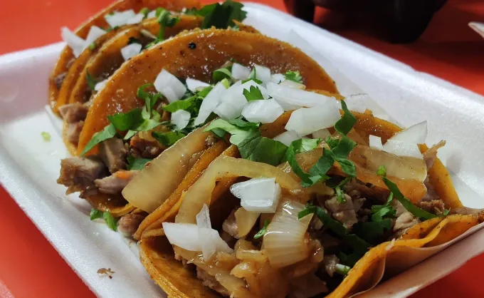 Tres taquerías nocturnas de tradición en Mitras Centro