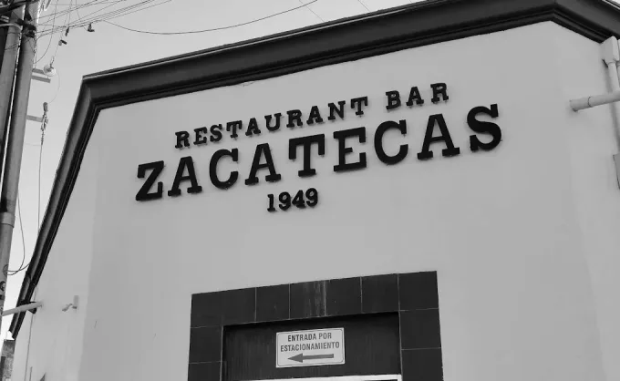 Ruta de cantinas. Zacatecas Bar: desde 1949, popular por su sazón norestense, coctelería, ambiente clásico y visitada por políticos, futbolistas y hasta El Piporro