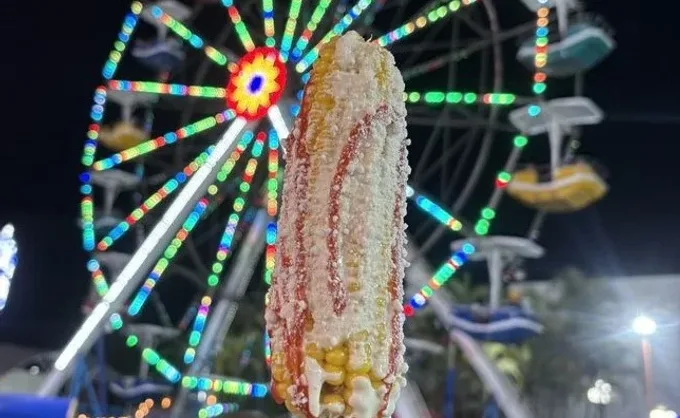 No es tu imaginación: el elote de feria es una cosa y el elote de puesto es otra. ¿Por qué la comida de feria tiene un sabor diferente a la comida de siempre?