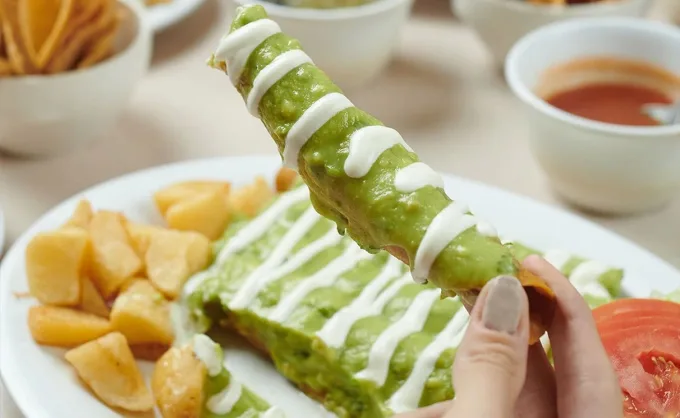 Si te dieron ganas de antojitos, aquí 5 lugares icónicos para probar flautas doradas en MTY y SNN: ¡entre ellos suman casi 330 años de historia!