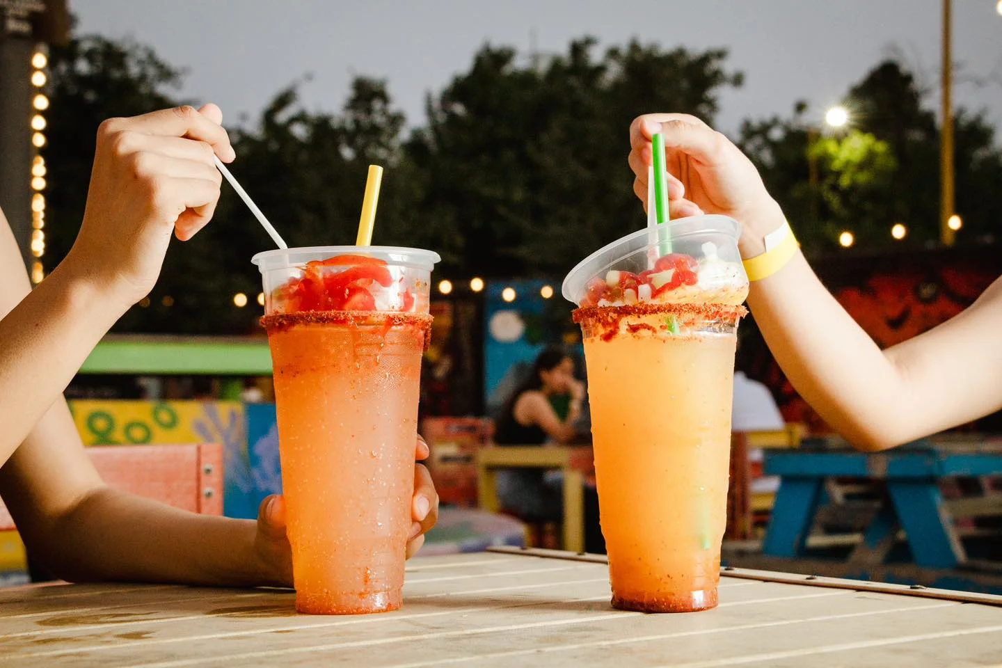 Los 'food parks' ya le ganaron a las ferias de MTY: misma comida, música en vivo, entrada gratuita y hasta juegos para niños