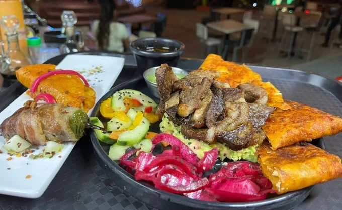 El food park en APO con música en vivo, comida venezolana, mariscos, birria, barra de bebidas, antojitos y actividades artísticas para niños: El Parke Food Truck