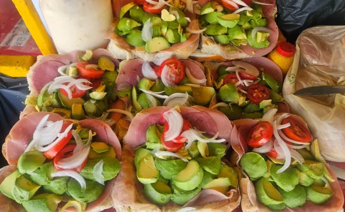 Tres opciones de tortas de carnes frías callejeras y llenadoras en STA - Desayuno, Nuevo León