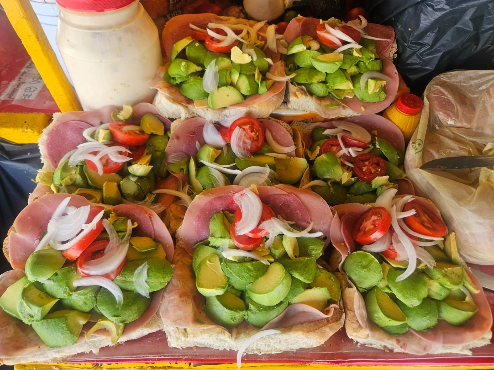 ¿Qué se antoja comer cuando hace calor? Nuestros lectores respondieron: tortas de carnes frías con mucho aguacate. Aquí 3 opciones callejeras y llenadoras en STA 