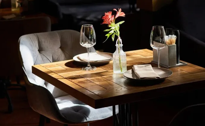 Si los bares tienen 'singles night' y los cafés independientes hacen 'speed-dating', ¿por qué los restaurantes de NL no organizan cenas con desconocidos?
