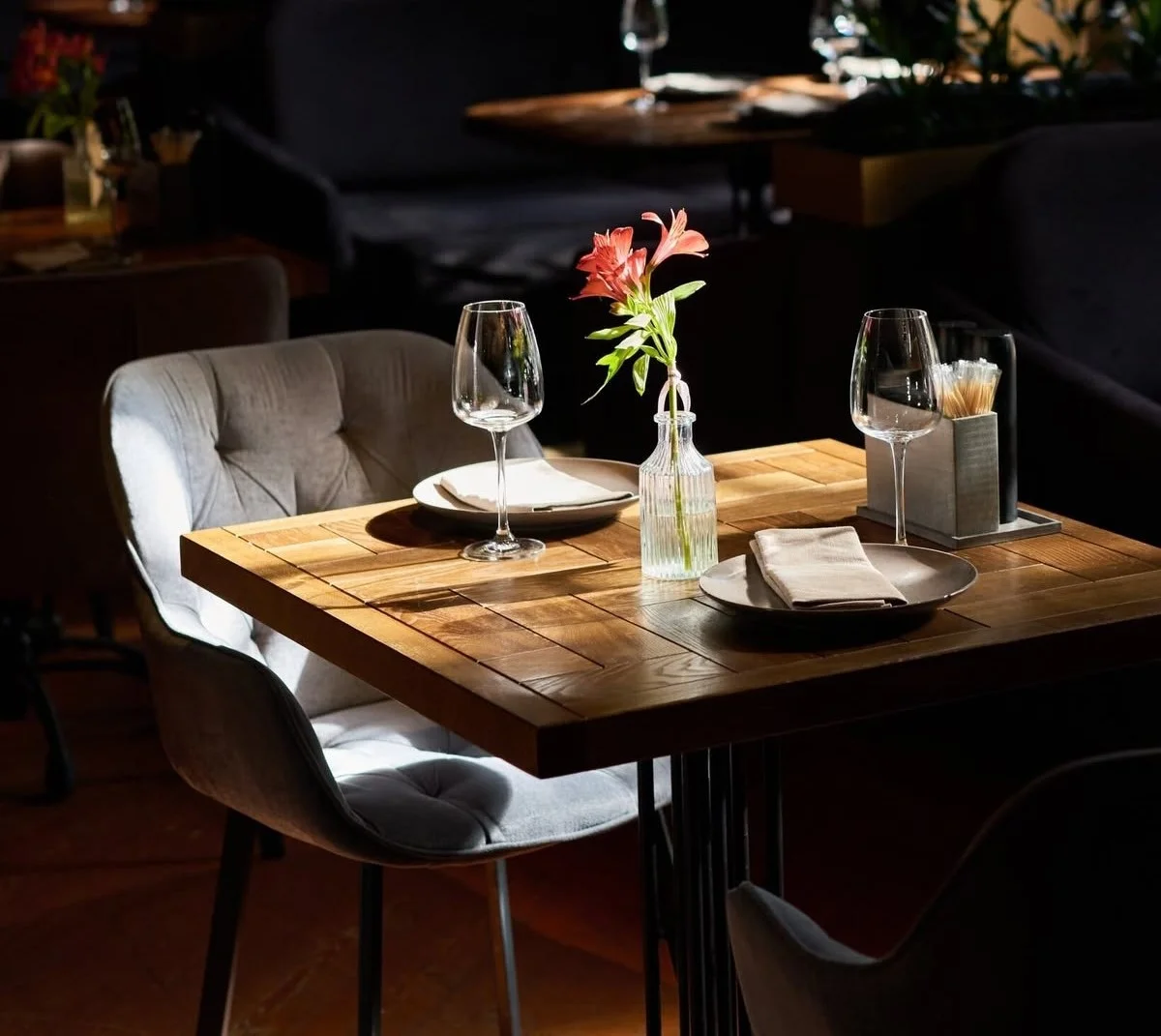 Si los bares tienen 'singles night' y los cafés independientes hacen 'speed-dating', ¿por qué los restaurantes de NL no organizan cenas con desconocidos?