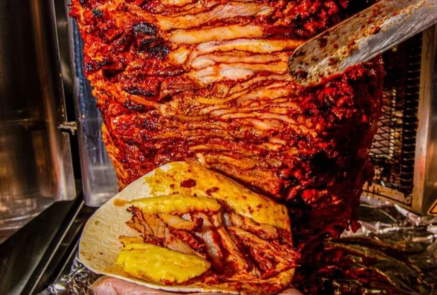 Los catadores de tacos más exigentes dicen que si el trompo está frito, pierde su encanto, pero los taqueros lo hacen para intensificar su sabor. ¿Cuál prefieres?