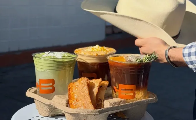 Una colaboración muy norteña, Berlanga Café y Los Rifados tendrán menú especial de desayuno el 19 de abril: chilaquiles, barbacoa y la nueva bebida "Latte Linares" - Desayuno, Nuevo León