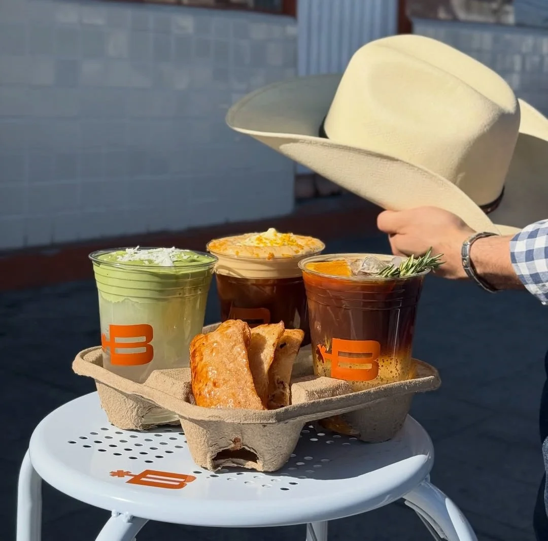 Una colaboración muy norteña, Berlanga Café y Taquería Los Rifados tendrán menú especial de desayuno el 19 de abril: chilaquiles, barbacoa, machacado y latte Linares