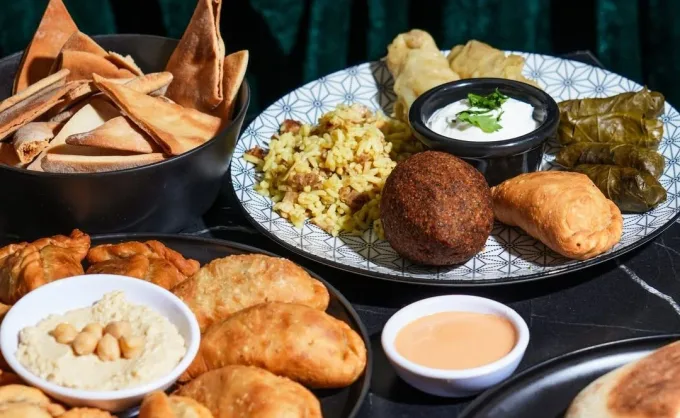Qué pedir en el restaurante Libanah, de Flory Marcos, sin salir de una dieta ligera. Vanessa Sierra da sus tips de la cocina árabe — Gastronomía en Monterrey, Nuevo León
