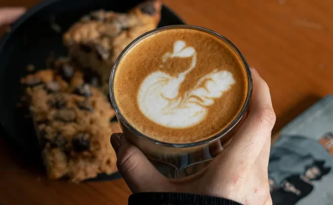 La barra de café Black Honey se une con la cocina experimental de Blum Bistro el 30 de abril: cena especial, bazar, piezas florales, vinilos y tocada de jazz