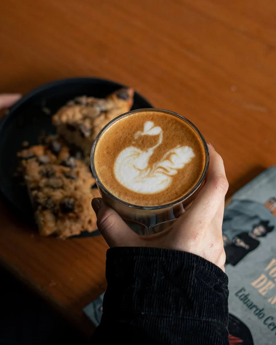 La barra de café Black Honey se une con la cocina experimental de Blum Bistro el 30 de abril: cena especial, bazar, piezas florales, vinilos y tocada de jazz