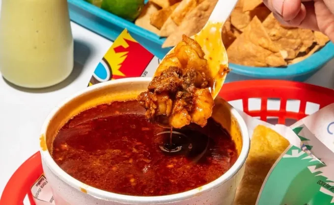 Cuando baja la temperatura se antoja un caldito, ¿apoco no? Nuestra recomendación: caldo de birria. Aquí 3 opciones populares en San Pedro con birria de res