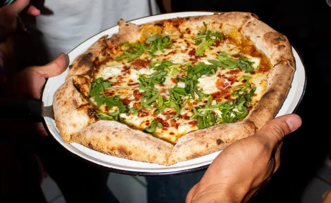 El 25 de abril habrá una "Guerra de pizzas" entre Sr. Bigotes y Romito Pizzería en SPG: 10 pizzas nuevas, DJ sets, vino y todas las rebanadas que puedas comer - Italiano y pizza, Nuevo León