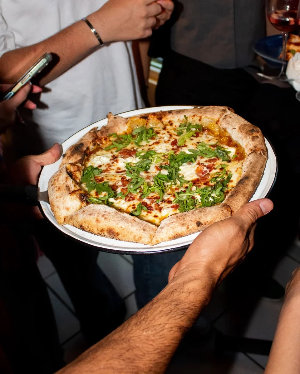 El 25 de abril habrá una "Guerra de pizzas" entre Sr. Bigotes y Romito Pizzería en SPG: 10 pizzas nuevas, DJ sets, vino y todas las rebanadas que puedas comer