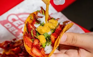 El trompo en una taquería común se prepara con 4 ingredientes, aquí lo adoban con 10 especias distintas. Los comensales dicen que nunca habían probado uno igual...