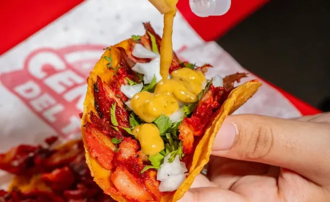 El trompo en una taquería común se prepara con 4 ingredientes, aquí lo adoban con 10 especias distintas. Los comensales dicen que nunca habían probado uno igual...