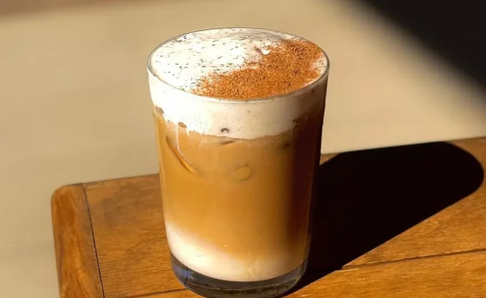 Cada 3er miércoles de abril es el Día del plátano. Con este singular pretexto mercadológico, te dejamos 3 cafés con bebidas de sabor o 'cold foam' de plátano