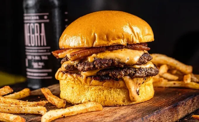 ¿Antojo de una hamburguesa bien servida? Visitamos foodtrucks en la ciudad y estos 3 tienen las más populares y monchosas en SNN, APO y MTY