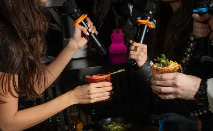 Celebra que ya casi terminaste la carrera cantando a todo pulmón. Aquí 3 bares populares que mezclan la coctelería y la cerveza con el karaoke y la música