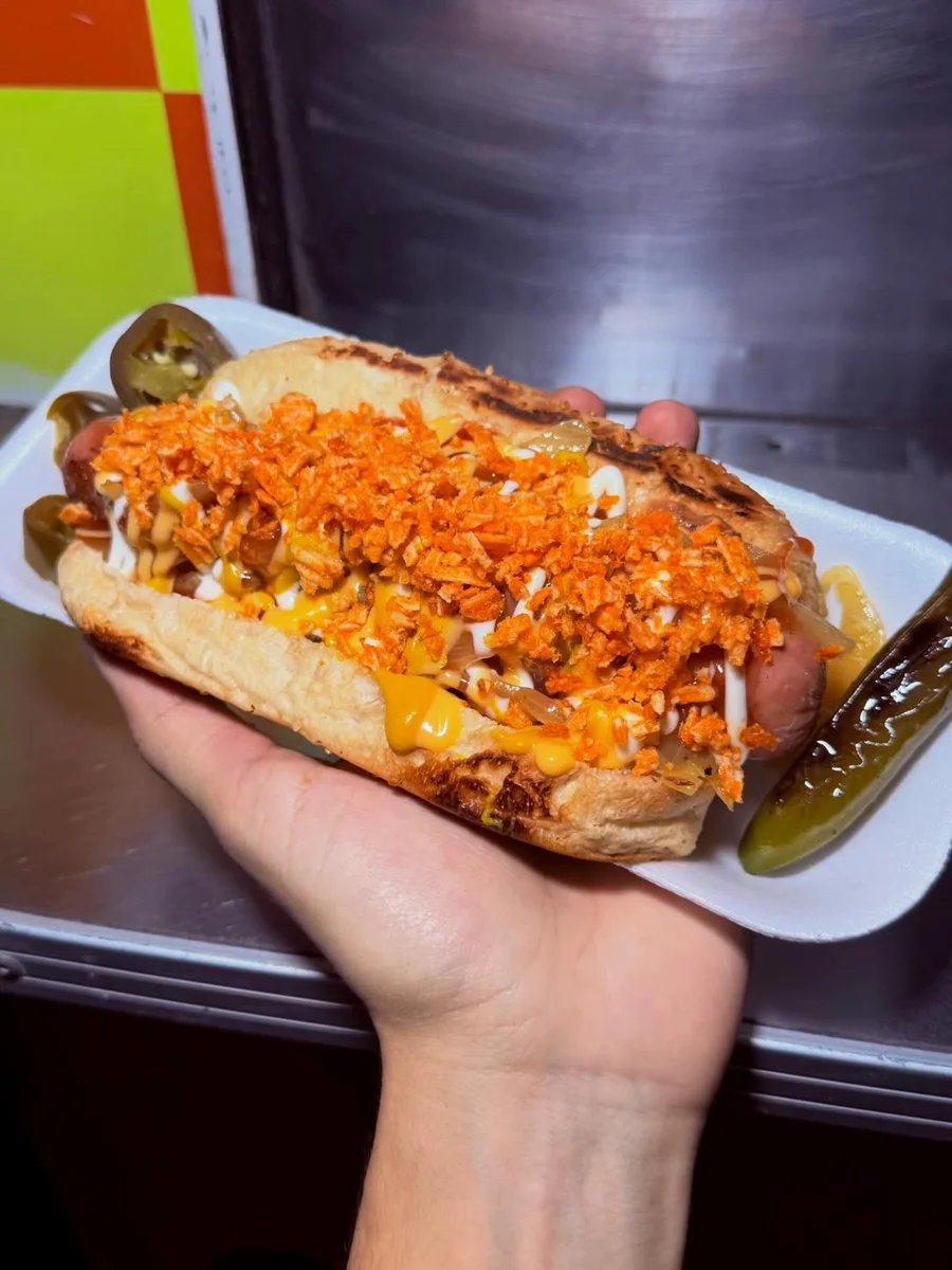 24/04 Día del hot dog. ¿Sabías que el hot dog tiene casi 500 años de antigüedad? Aquí 3 en zona Tec para todos los gustos: el callejero, el gourmet y el moderno