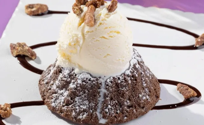 12/04 Día del helado. Ya tenemos el pretexto: aquí 3 restaurantes premium recomendados por nuestros lectores que sirven 'molten cake' acompañado con nieve