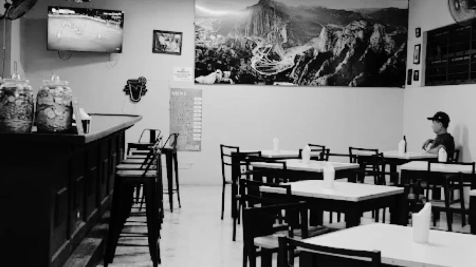 Ruta de cantinas. La Colón, anteriormente 'La Covacha de Don Pedro', famosos por sus micheladas, su comida del norte, karaoke y música en vivo, en SPG