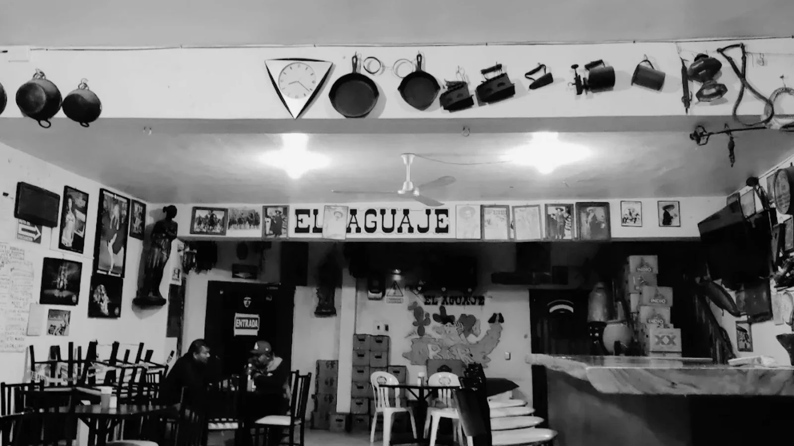 Ruta de cantinas. Bar El Aguaje: más de 40 años, una salsa casera famosa, clamatos preparados y mesas de billar en STA