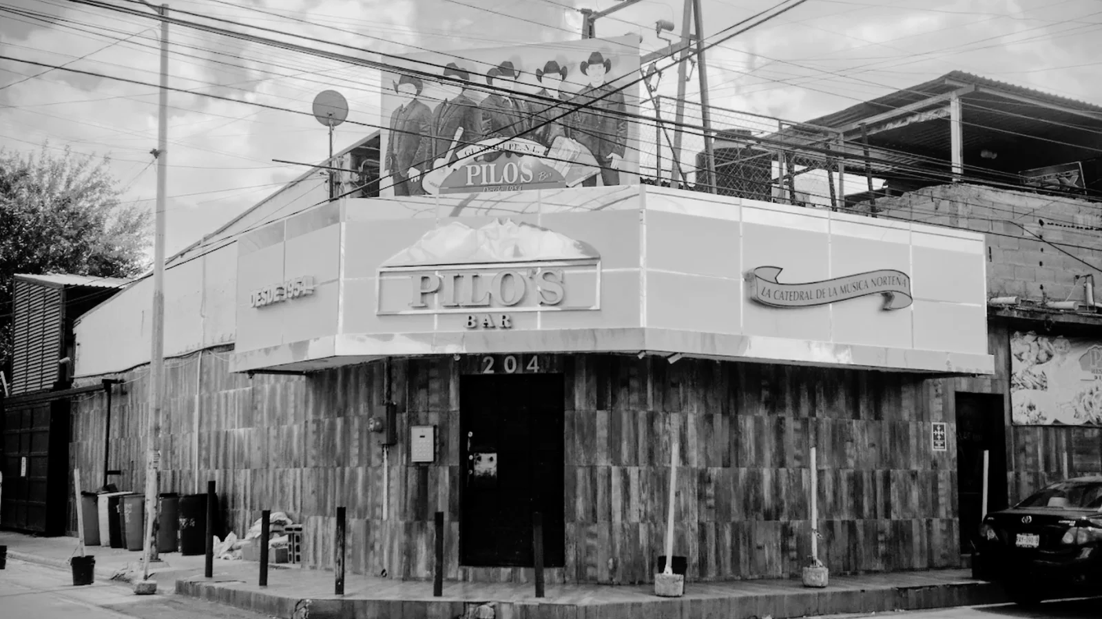 Ruta de cantinas. "La catedral de la música norteña" desde 1954, con música en vivo, cerveza, tacos de bistec y está siempre lleno: Pilo's Bar