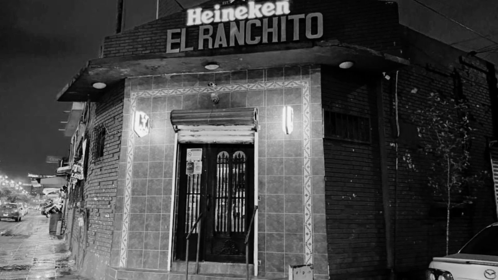 Ruta de cantinas. El Ranchito: desde 1981, playeras de fútbol firmadas, pantallas, cervezas Heineken y botanas. La especialidad es el cortadillo con arroz y frijoles