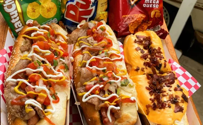 ¿Qué te gusta comer después de un partido? Nuestros lectores dijeron: hot dogs. Aquí 3 opciones cerca del estadio en GPE: grandes, monchosas y a buen precio 