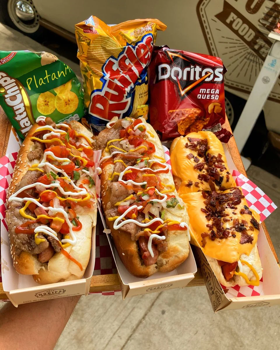 ¿Qué te gusta comer después de un partido? Nuestros lectores dijeron: hot dogs. Aquí 3 opciones cerca del estadio en GPE: grandes, monchosas y a buen precio