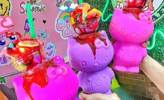 ¡Las famosas kitty chelas están de vuelta! El 31 de mayo habrá un mercado de Hello Kitty en MTY con snacks temáticos: conchas, paletas, frappes, galletas y más - Único, Nuevo León