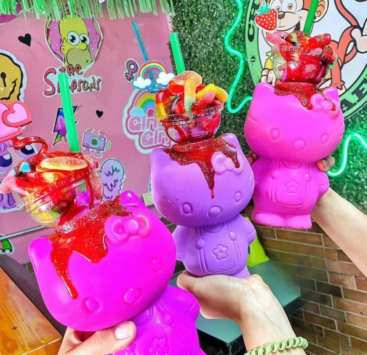 ¡Las famosas kitty chelas están de vuelta! El 31 de mayo habrá un mercado de Hello Kitty en MTY con snacks temáticos: conchas, paletas, frappes, galletas y más 