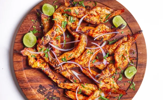 Preparados con un adobo secreto, los Camarones Zarandeados de El Ricas ya son "Platillo Icónico de NL".  La gente dice que son, por mucho, lo mejor del menú — Gastronomía en Monterrey, Nuevo León