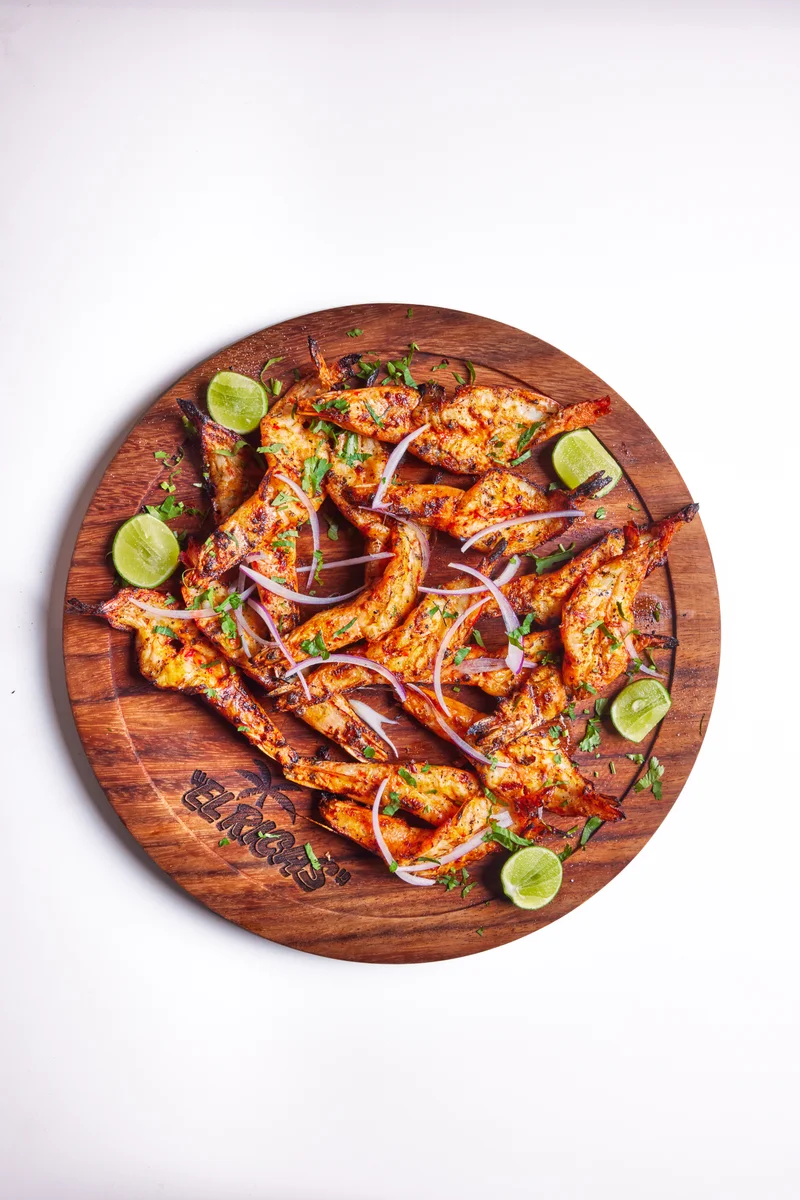 Preparados con un adobo secreto, los Camarones Zarandeados de El Ricas ya son "Platillo Icónico de NL".  La gente dice que son, por mucho, lo mejor del menú 
