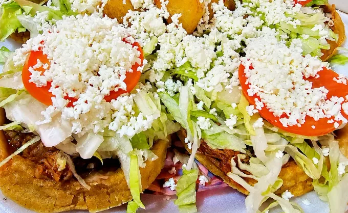 Suave, crujiente y fresco al mismo tiempo: los sopes. Aquí 3 lugares de antojitos muy caseros en SNN que los ofrece de chicharrón, deshebrada, picadillo o frijoles