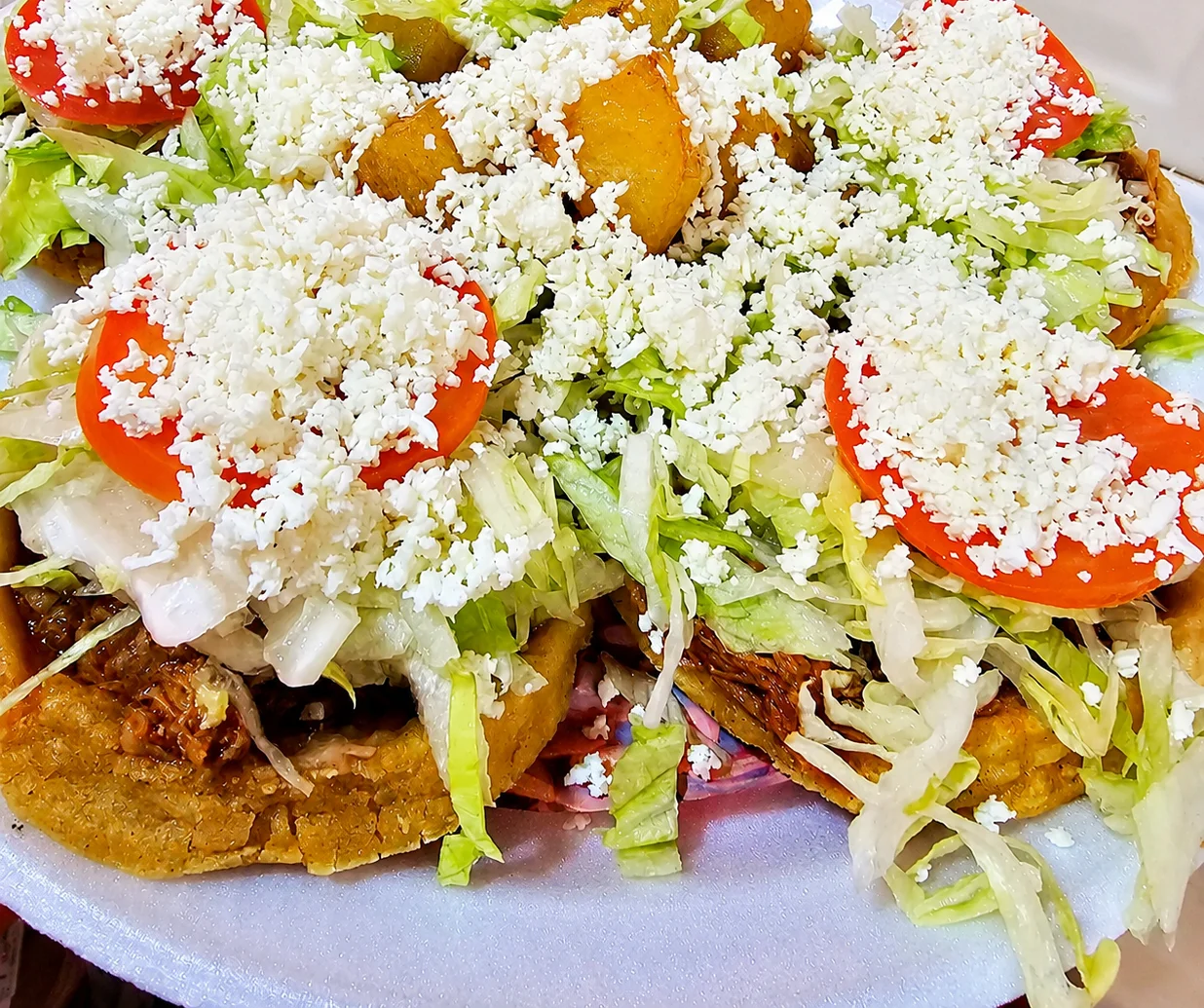 Suave, crujiente y fresco al mismo tiempo: los sopes. Aquí 3 lugares de antojitos muy caseros en SNN que los ofrece de chicharrón, deshebrada, picadillo o frijoles