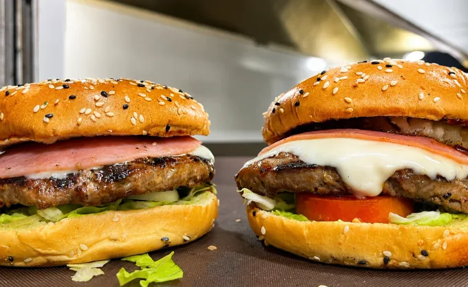 28/05 Día de la hamburguesa. Si buscas una burger al carbón con las '3B', estas tres son las más recomendadas en Mitras Centro. Para nuestros lectores son garantía