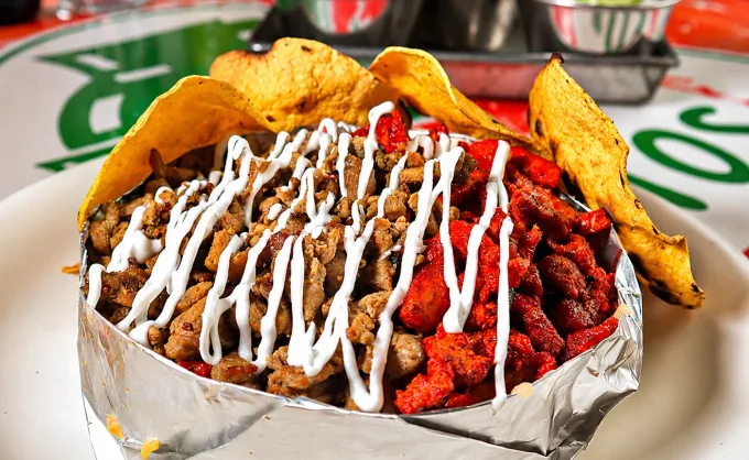 Aquí 3 taquerías en Las Torres con papas asadas gigantes, quesosas y con carne mixta. Una de ellas es la favorita de varios famosos y políticos. ¿Las conocías?