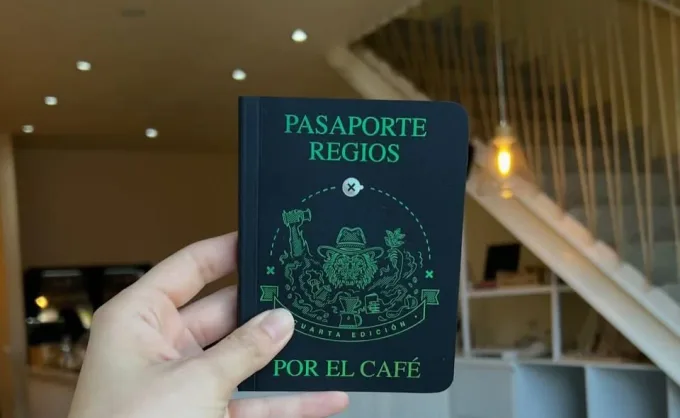 Por fin llegó el "Pasaporte Regios por el café" 2026. En su 4ta edición reúne a más de 100 cafeterías independientes para promover la cultura del café en Nuevo León - Carretera, Nuevo León