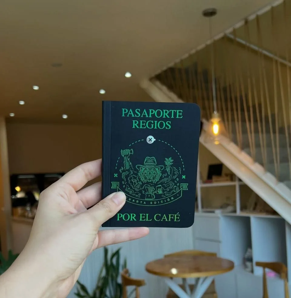 Por fin llegó el "Pasaporte Regios por el café" 2026. En su 4ta edición reúne a más de 100 cafeterías independientes para promover la cultura del café en Nuevo León