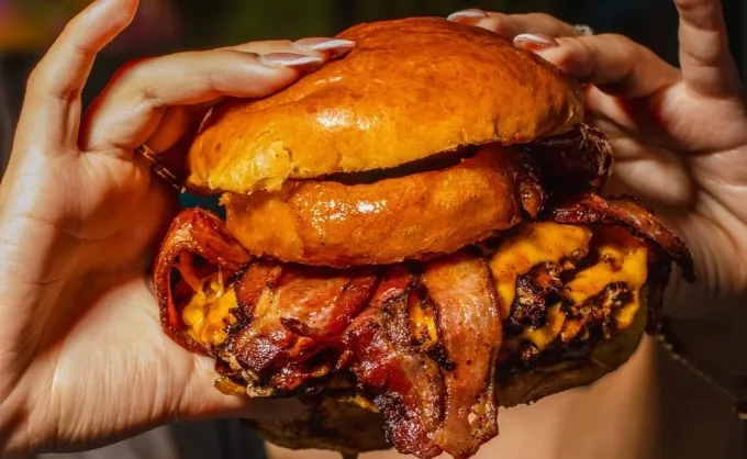 ¿Cansado de buscar promociones en todas partes? Residente te comparte 28 descuentos especiales de hamburguesas en todo MTY para hoy jueves 28 de mayo — Gastronomía en Monterrey, Nuevo León