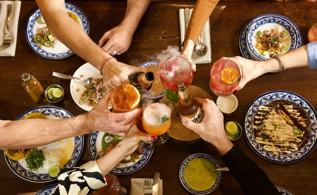 Si aún no sabes a dónde llevar a la familia para celebrar la graduación: aquí 6 restaurantes premium con terraza, vistas y ambientación elegante en Valle Oriente
