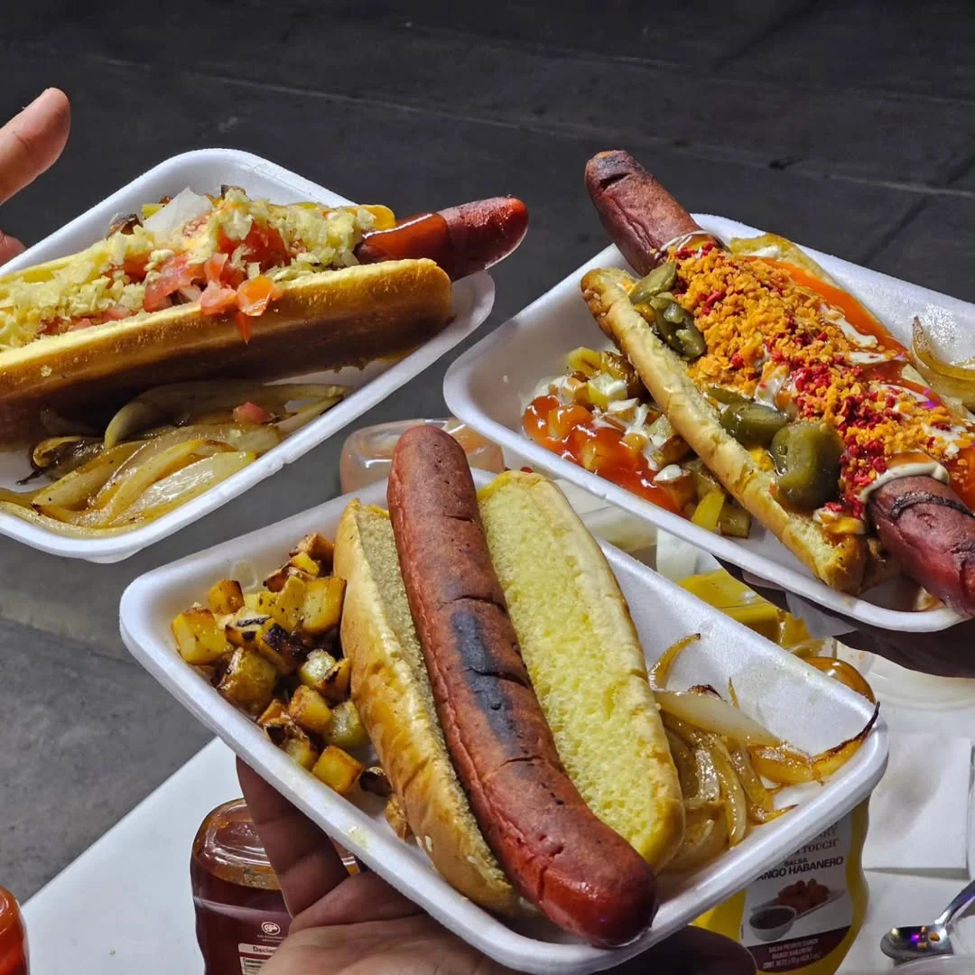 Un nuevo 'food park' pet-friendly abrió en SNN: lotería todos los jueves, barra de café y matcha, postres monchosos, hamburguesas de pizza y jochos gigantes