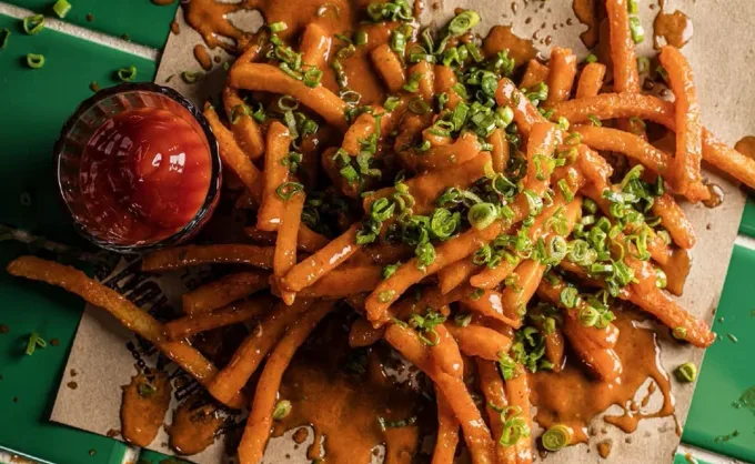 Tres taquerías modernas en MTY con papas bañadas en salsa